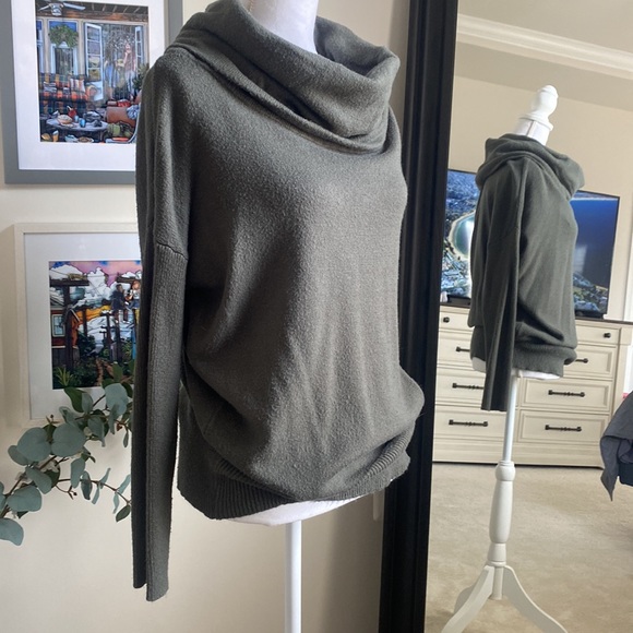 ⏰ Poof - turtleneck drop shoulder sweater - L - Picture 3 of 6